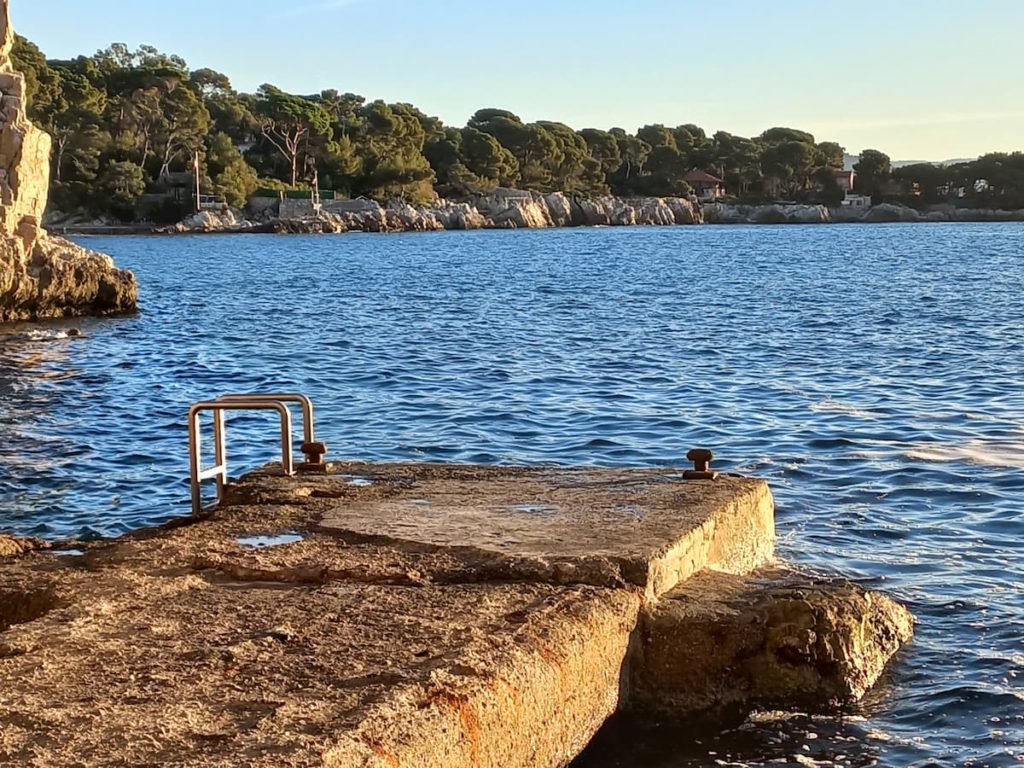 ponton en beton pour descendre se baigner ou accoster au cap d'antibes