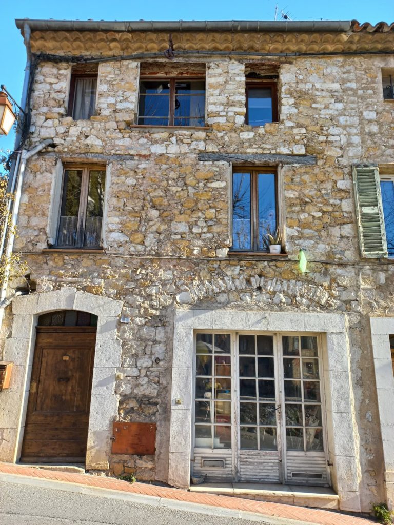 Boutique de décoration toute en pierres au village de Valbonne