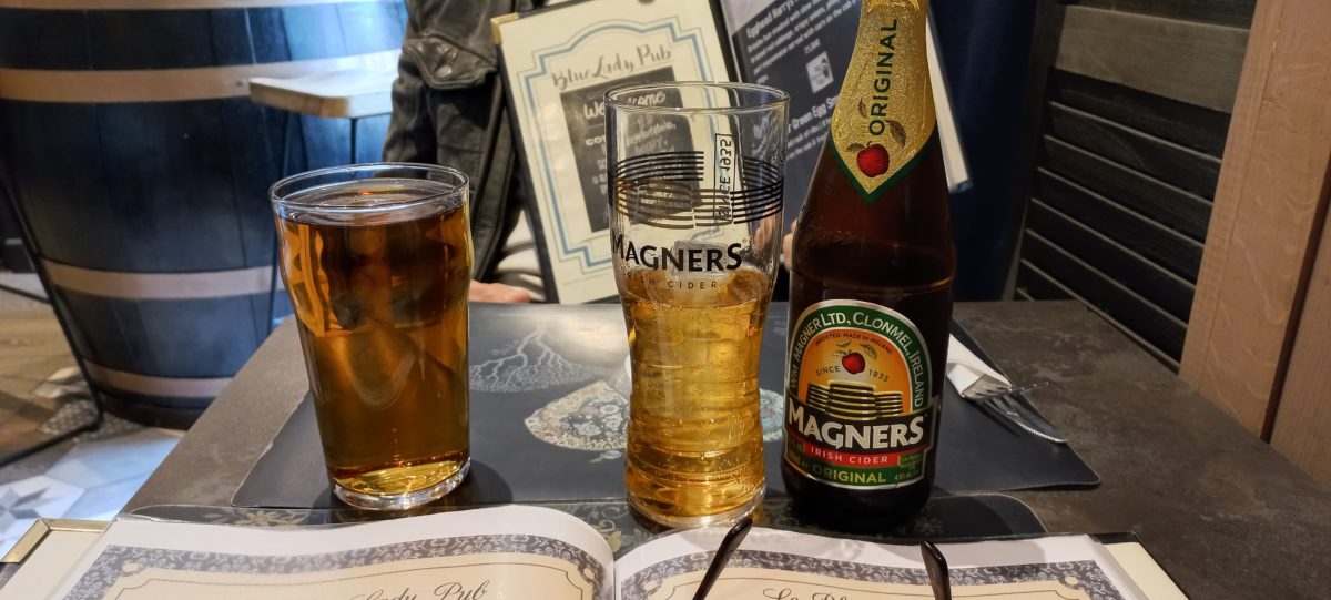 une bouteille de cidre irlandais magners et un coca poses sur une table au blue lady, un bar anglais tres anime situe a la galerie du port a antibes