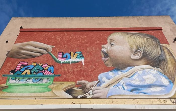 street art multicolore sur une facade du vieil antibes tout pres de la poste, monument classe