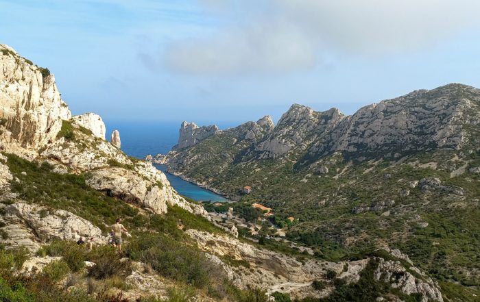 vue plongeante sur la calanque de sormiou en fin de journee