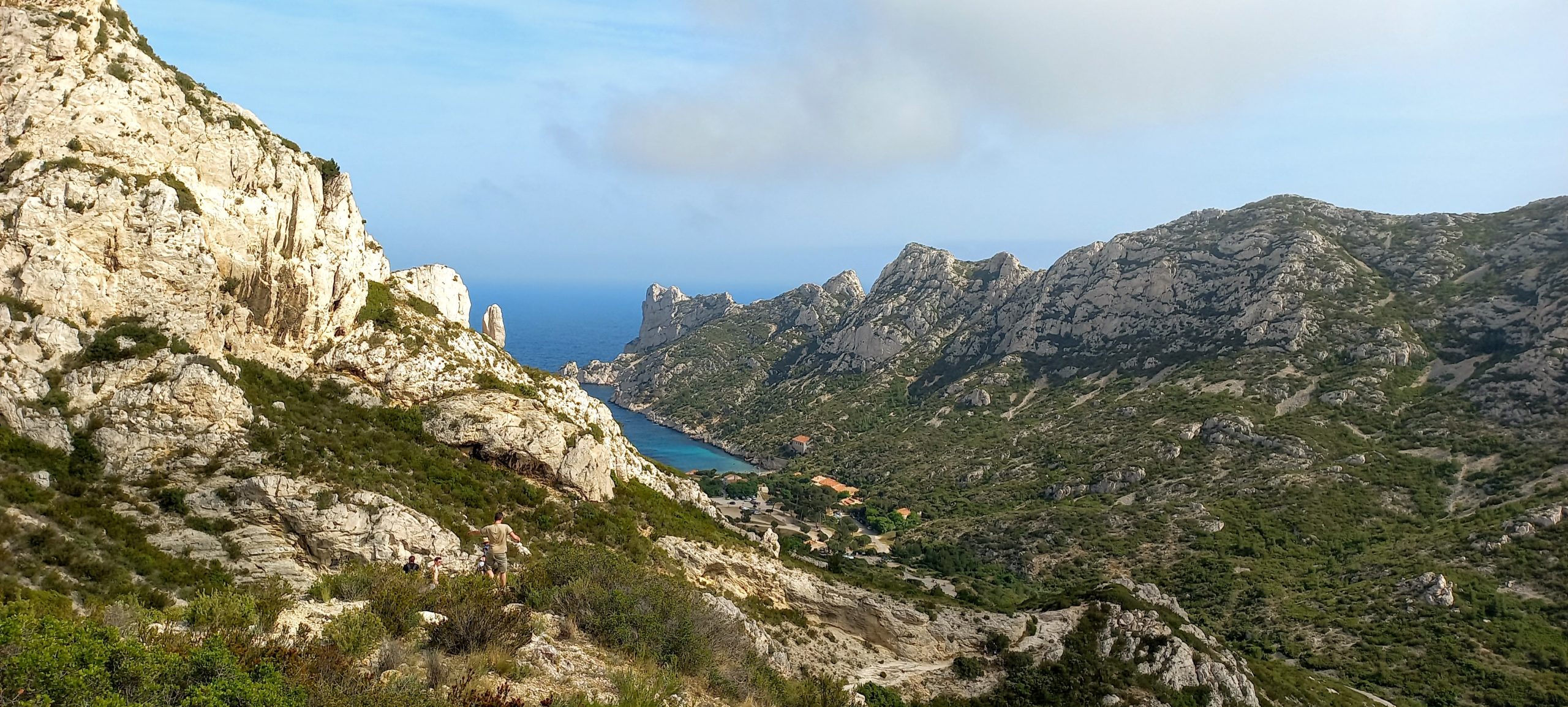 vue plongeante sur la calanque de sormiou en fin de journee