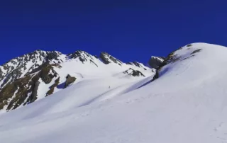 montagne epuree sans personne, piste blanche et ciel bleu marine, votre choix de station se portera t il sur auron, isola ou une autre station de ski cette annee ?