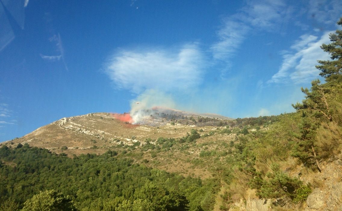 depart de feu sur la route entre st vallier de thiey et escragnolles sur les hauteurs de caussols