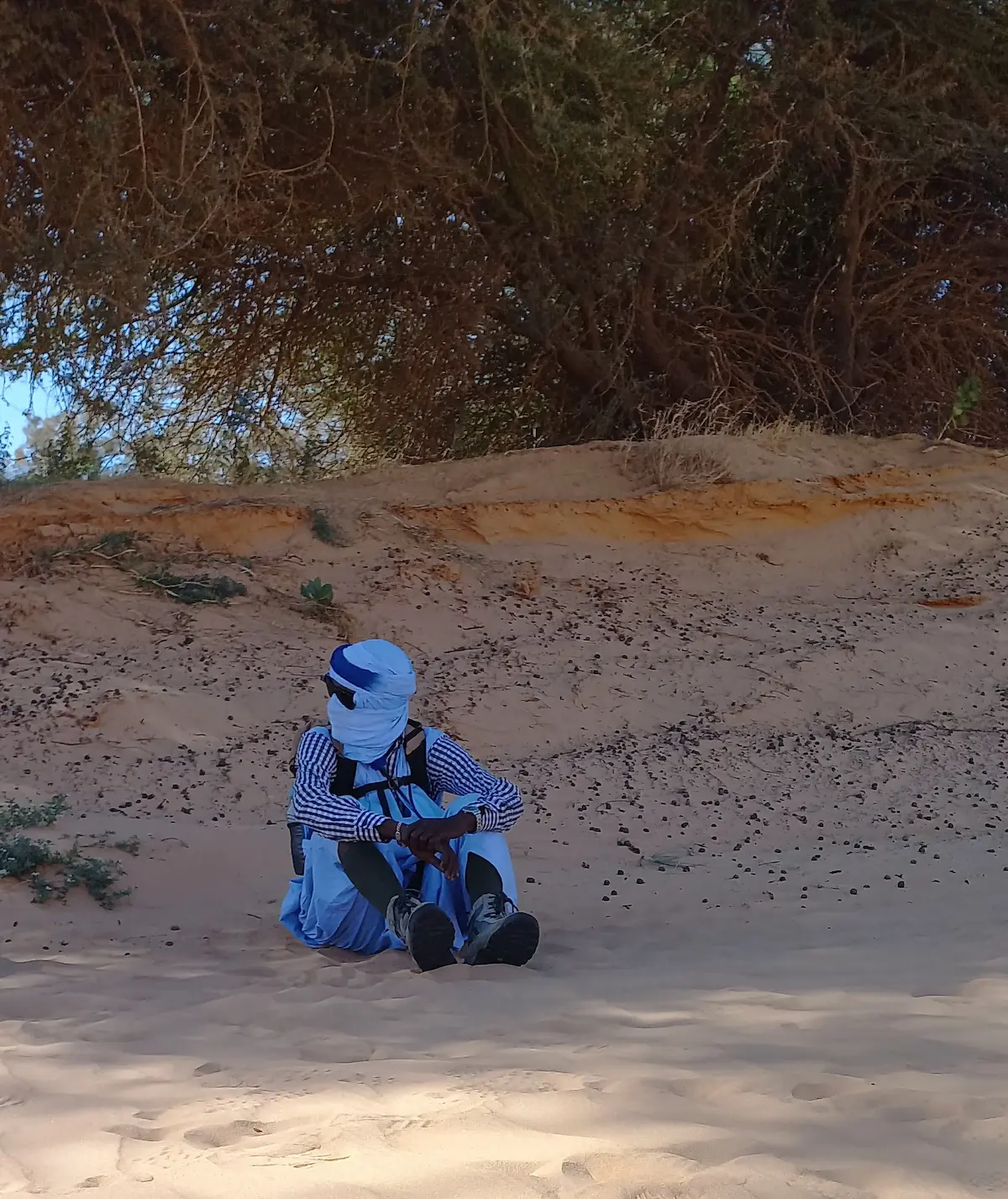 photo d'un mauritanien couvert de la tete aux pieds pour illustrer le besoin de se proteger du soleil