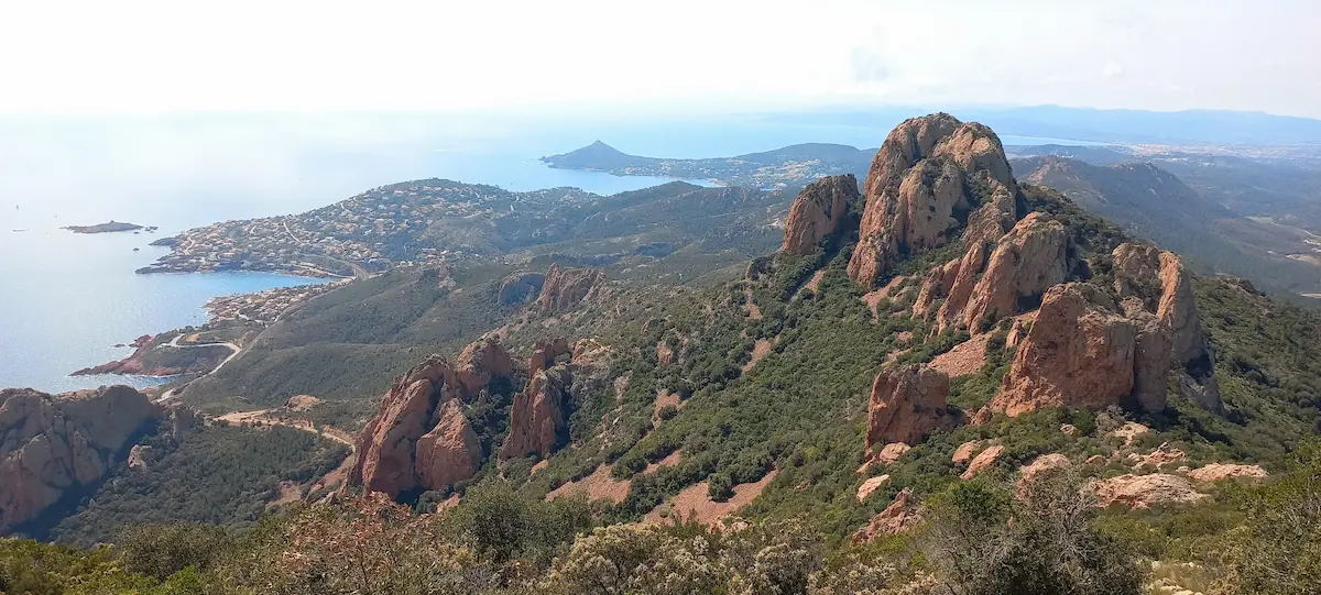 une vue du cap roux dans l'esterel sur le littoral de la cote d'azur et du var