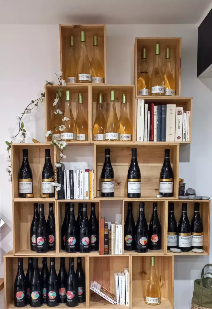 jolie selection de vins disposes dans des caisses en bois facon epicerie vintage chez casa richta au 3 rue de l'eglise a falicon