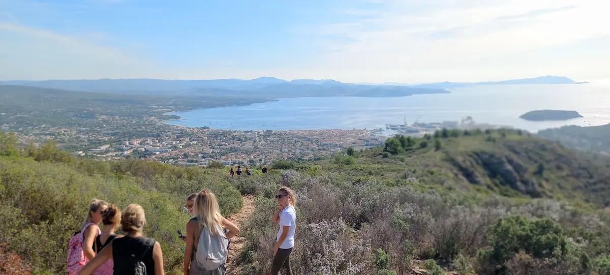 journee avec l'aixploreuse et un petit groupe de passionnees d'outdoors sur les hauteurs de la ciotat en octobre 2023