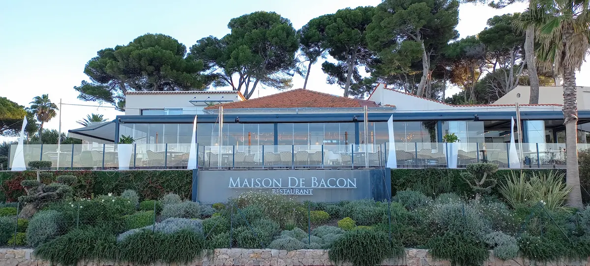 vue exterieur de l'iconique restaurant maison de bacon au cap d'antibes