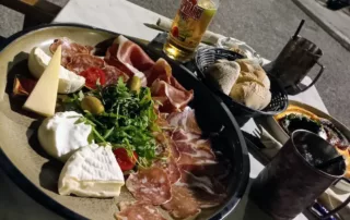 belle assiette genereuse de charcuterie et fromages, despe et poulpe grille au pablo bar antibes au debut des remparts