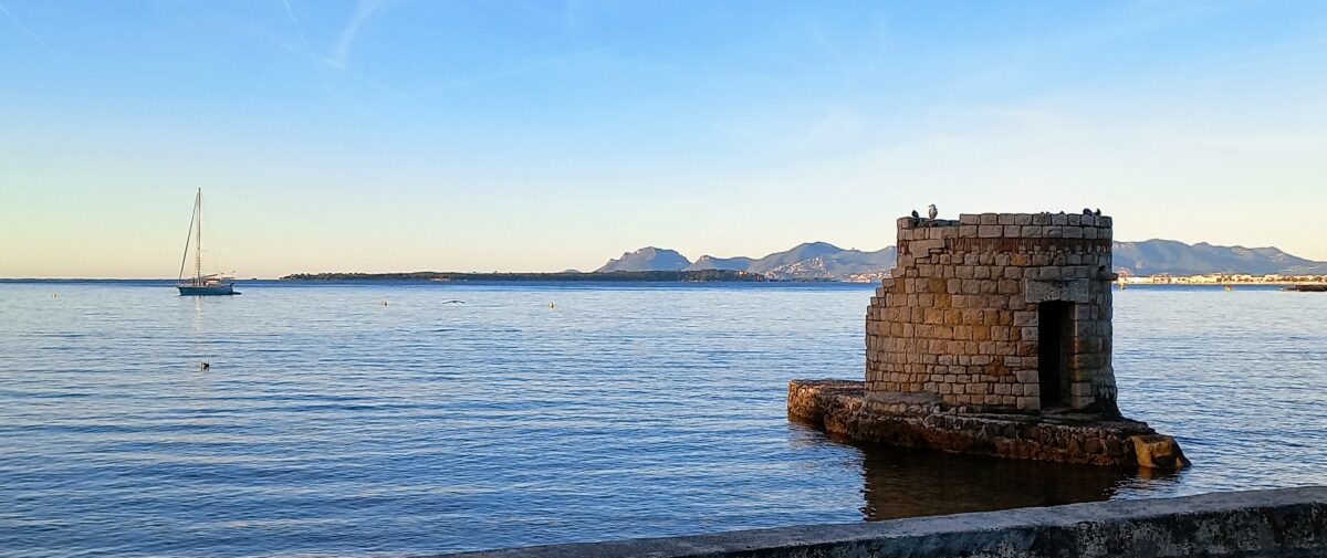 la petite tourelle de la plage des ondes au cap d'antibes est un endroit romantique au coucher du soleil suggere dans l'article cote d'azur insider sur les endroits les plus romantiques de la cote d'azur