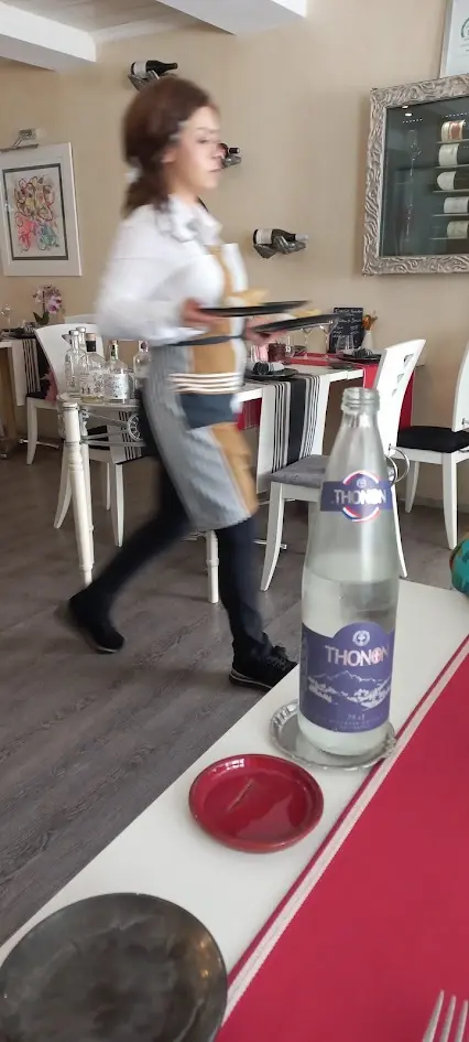 un service attentif et une jolie deco aux couleurs basques