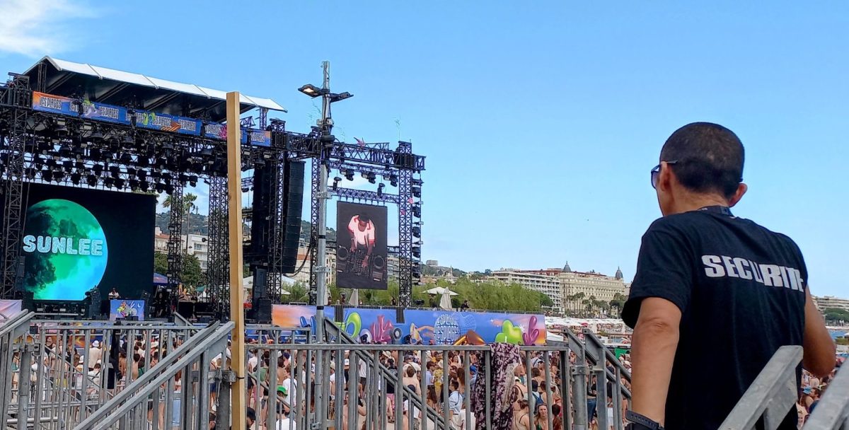 vue de la securite de dos surveillant la foule avec scene des plages electroniques 2024 en 2eme plan