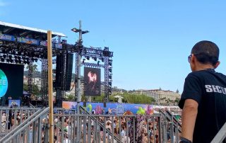 vue de la securite de dos surveillant la foule avec scene des plages electroniques 2024 en 2eme plan