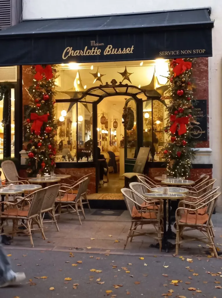 devanture festive pour les fetes de noel de la maison charlotte busset a cannes rue hoche derrière rue d'antibes