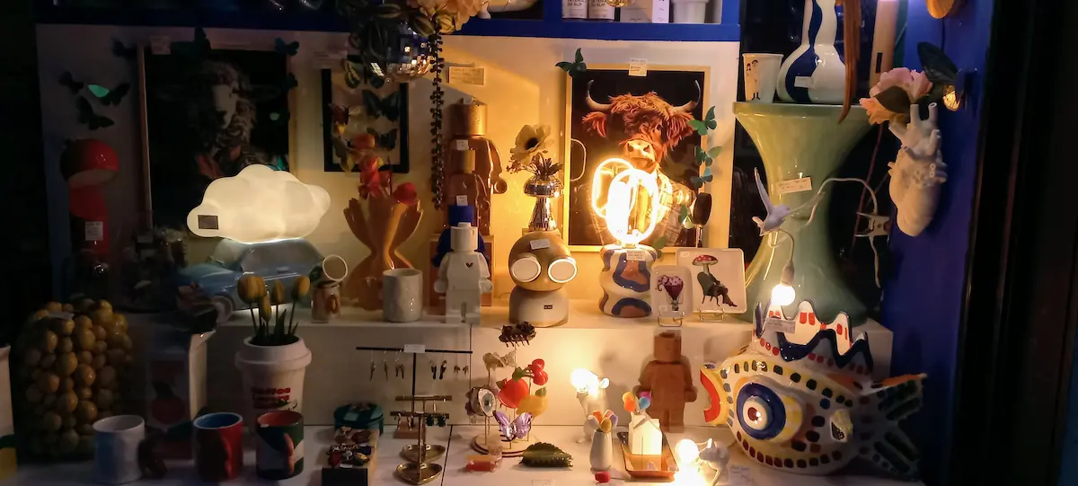 une des devantures du concept store maison james close a antibes chargé d'idées cadeaux insolites et arty