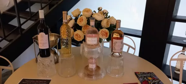 mise en scene de vins et boutquets de fleurs de la boutique mirabeau de cotignac