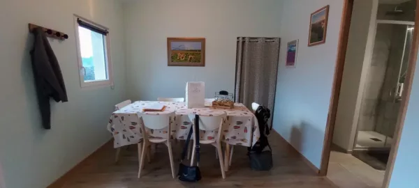 Salle à manger du airbnb avec son panier gourmand pour votre apéro !