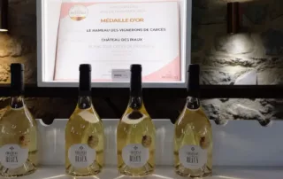 etalage de vins blancs dans la cave le hameau a carces dans le var