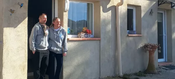 Deux praticiens en bien-être devant l'espace bien-être du airbnb dédié