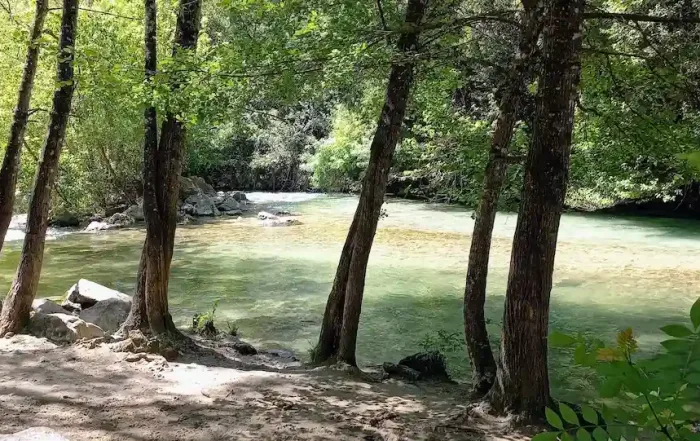 les rives du loup à la colle sur loup, une balade rafraichissante avant de dejeuner a la chapelle
