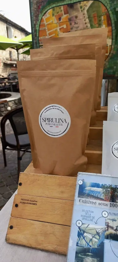 etalage de sachets de spiruline de la marque spirulina cote d'azur sur le marche de biot ou j'ai fait la rencontre du producteur en mai 2025
