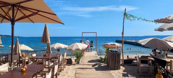 la plage cap canailles a juan les pins, l'occasion revee de te reposer sur un transat ou nager dans les eaux claires apres le bullpadel show 06