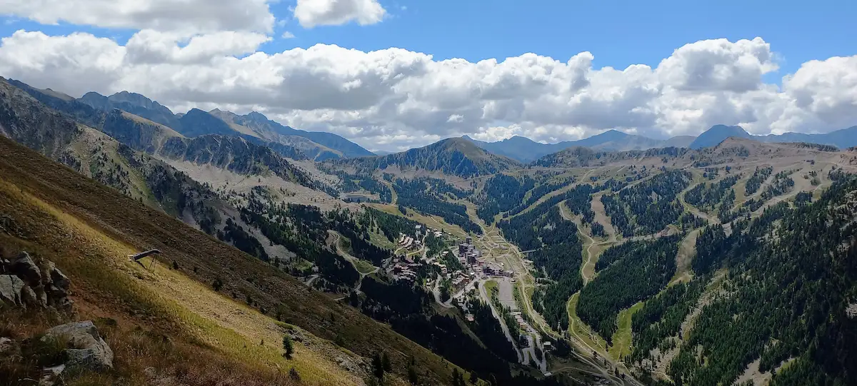 Vue panoramique sur Isola 2000 depuis la crête de la Lausetta