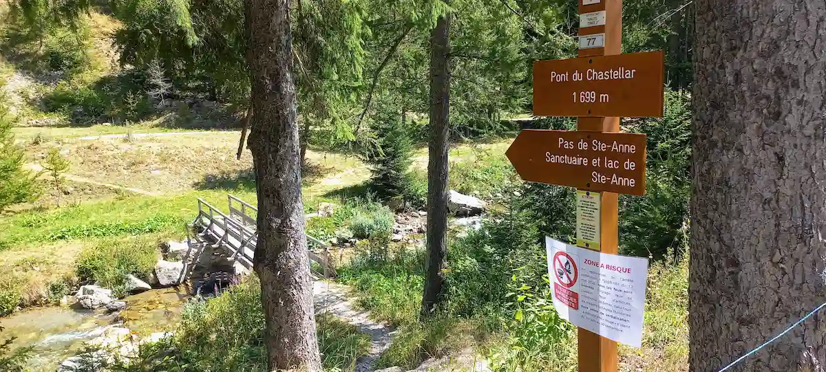 Départ de randonnée au sanctuaire de Sant'Anna di Vinadio, en contrebas d'Isola 2000