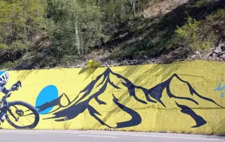 oeuvre d'art geante sur la route d'isola 2000 symbolisant le passage du tour de france en 2024