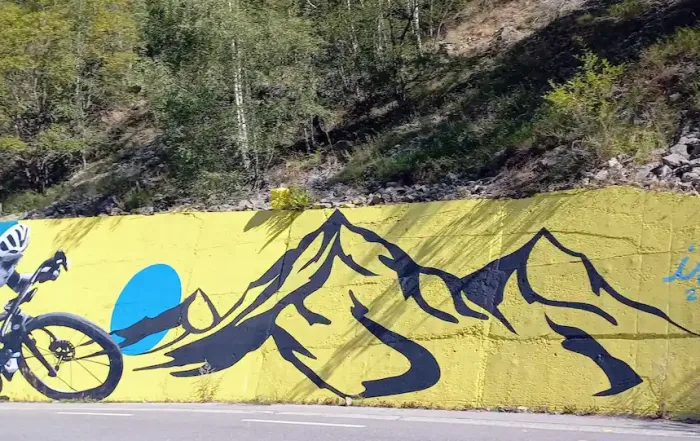 oeuvre d'art geante sur la route d'isola 2000 symbolisant le passage du tour de france en 2024
