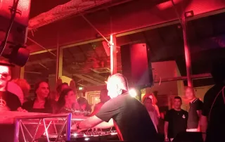 laurent N. derriere ses decks a mis le feu a l'immense terrasse de joseph a cap 3000