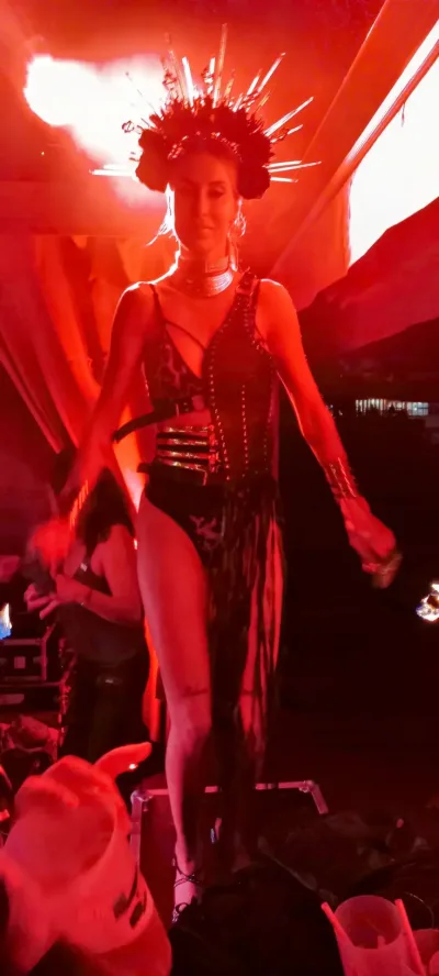 Ashley en performance sur échasses au closing de Studio Circus