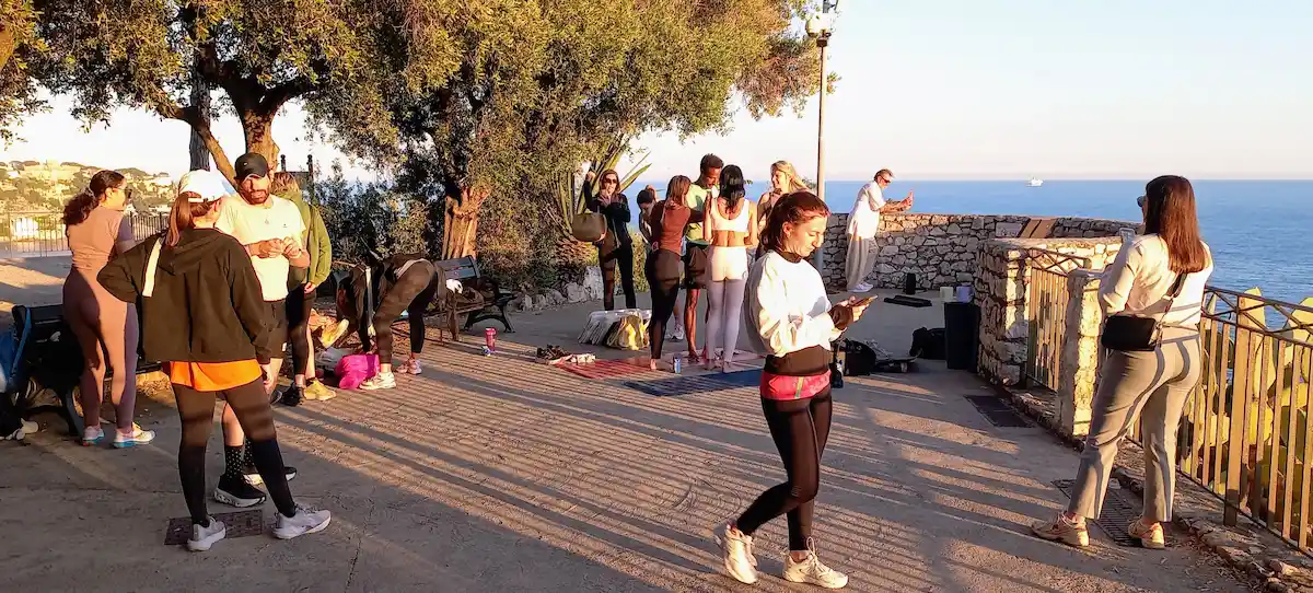Vue sur la Baie des Anges depuis la colline du Château à Nice