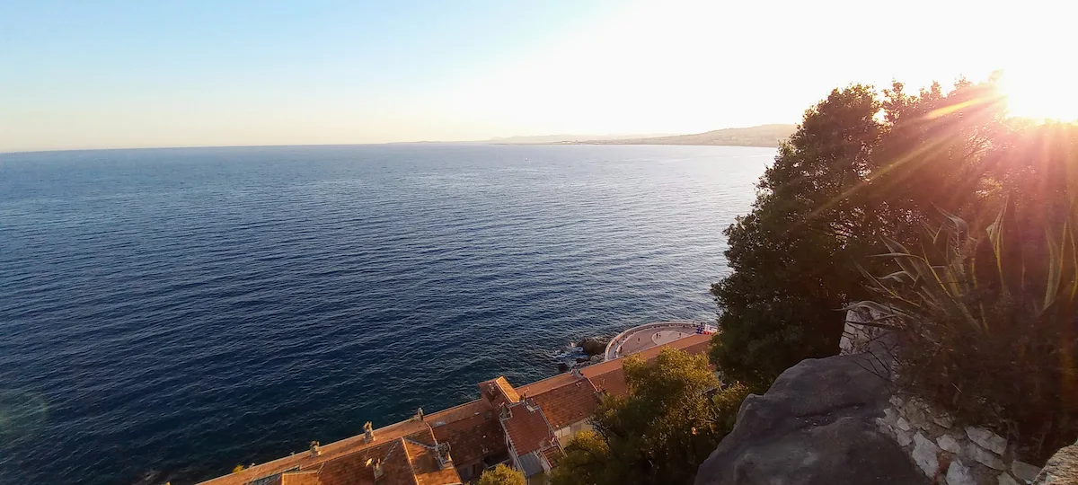 Vue mer depuis la colline du Château à Nice au coucher du soleil