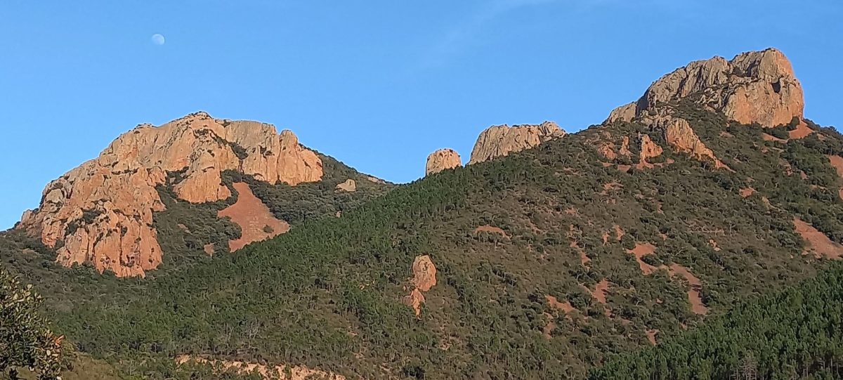 cretes couleur terre cuite du cap roux qui se detachent dans le ciel bleu vues de la route avant l'ascension