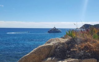 une des criques sur le sentier littoral qui relie la plage de l'escalet a ramatuelle a celle de gigaro a la croix valmer avec un yacht a moteur en premier plan