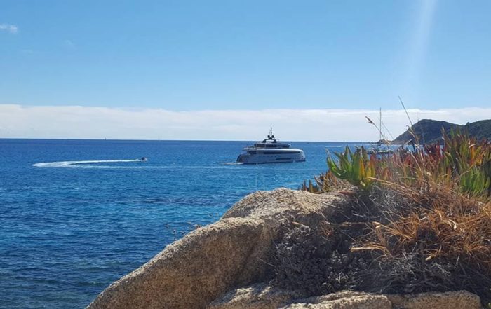 une des criques sur le sentier littoral qui relie la plage de l'escalet a ramatuelle a celle de gigaro a la croix valmer avec un yacht a moteur en premier plan