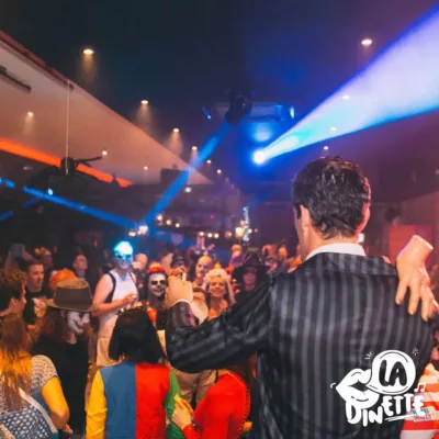 Magicien faisant un tour en soirée VIP