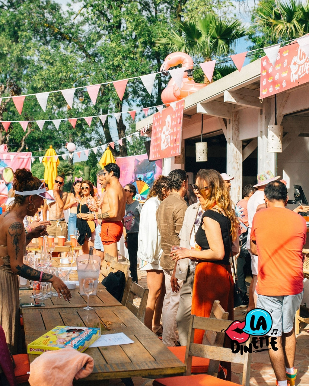 faire la fete, se restaurer, jouer, gagner des shots, ambiance garantie a la dinette pool party