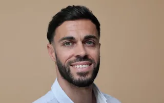 stephan kalfon alias l'osteopathe qui cartonne sur les reseaux sociaux en particulier instagram avec ses astuces sante et sa capacite a creer une communaute autour de son activite de kine osteo