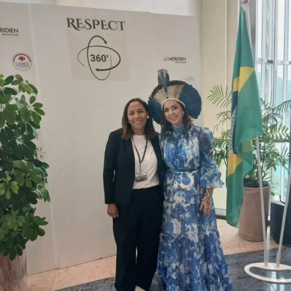 Isabella Vieira, membre du jury du Festival des Lys d’Or, sur scène à Cannes avec Nora Simon