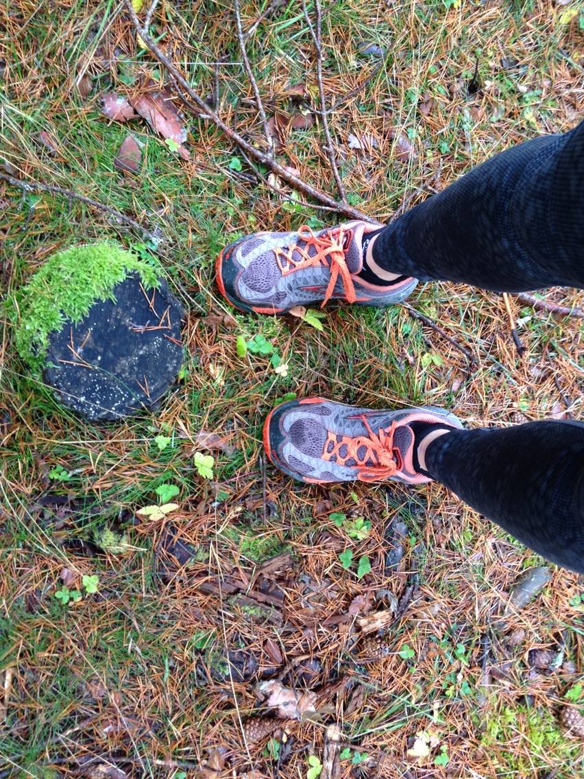 Chaussures de trail lors d'une randonnée sur un sentier de la Côte d'Azur