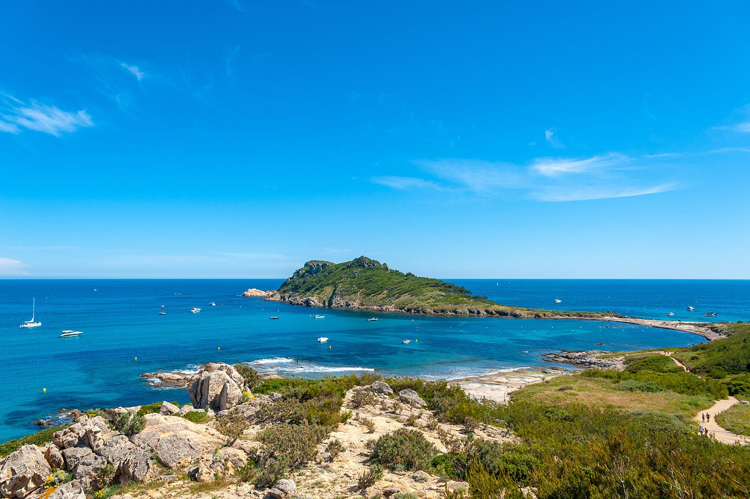 Vue sur la magnifique baie de Cap Taillat dans le Var