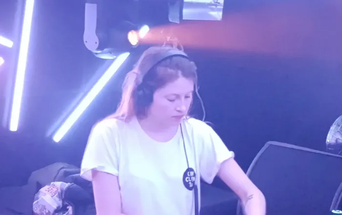 Charlotte de Witte en live a ses debuts. elle sera aux Plages Électroniques en 2025