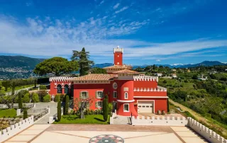 photo professionnelle pris en drone du chateau de cremat mis a disposition sur wikipedia par l'equipe de communication du chateau