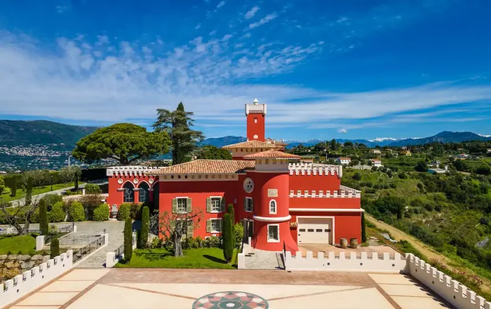 photo professionnelle pris en drone du chateau de cremat mis a disposition sur wikipedia par l'equipe de communication du chateau