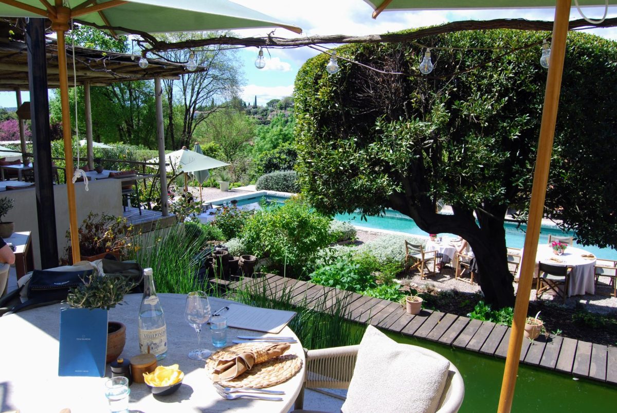 notre table au restaurant Toile Blanche à Saint-Paul-de-Vence sur la terrasse supérieure