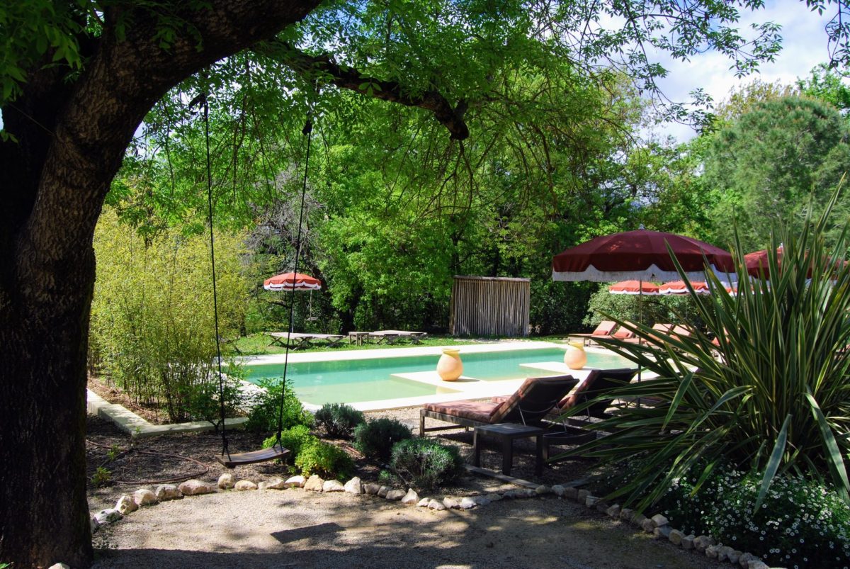 pour une escapade luxe et nature en Provence, reservez l'espace seminaire de toile blanche, bordé d'une piscine et de transats
