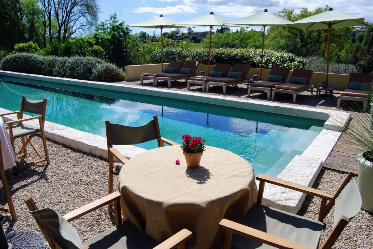 si vous cherchez un hôtel de charme dans les Alpes-Maritimes, toile blanche avec son restaurant collé a la piscine vous plaira forcement